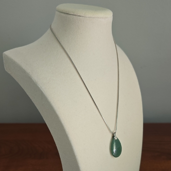 Elegant Green Pendant Necklace - Picture 4 of 6